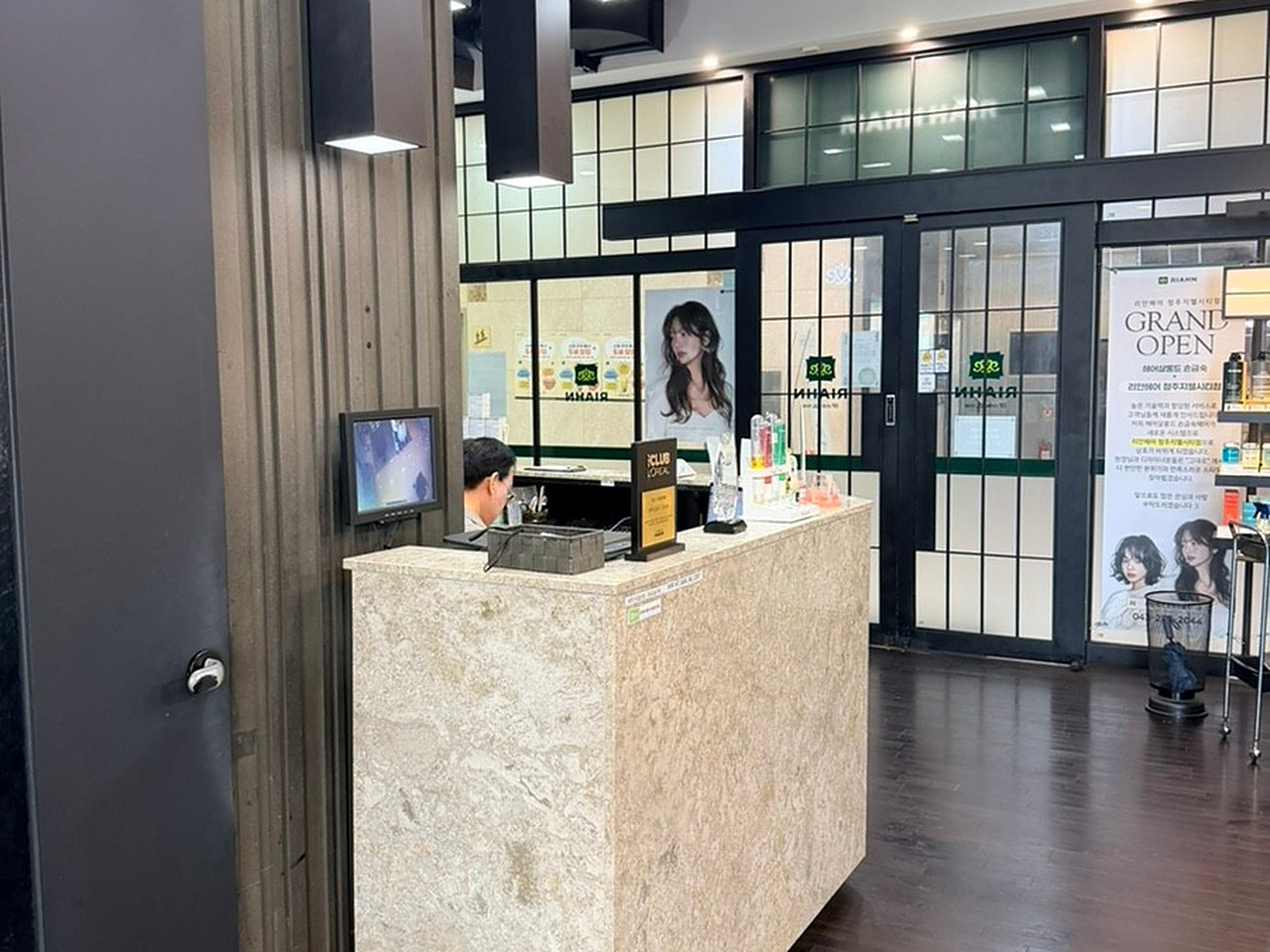 Reception desk (Salon) at RIAHN Hair Cheongju Jiwell City, Bokdae-dong, Cheongju
