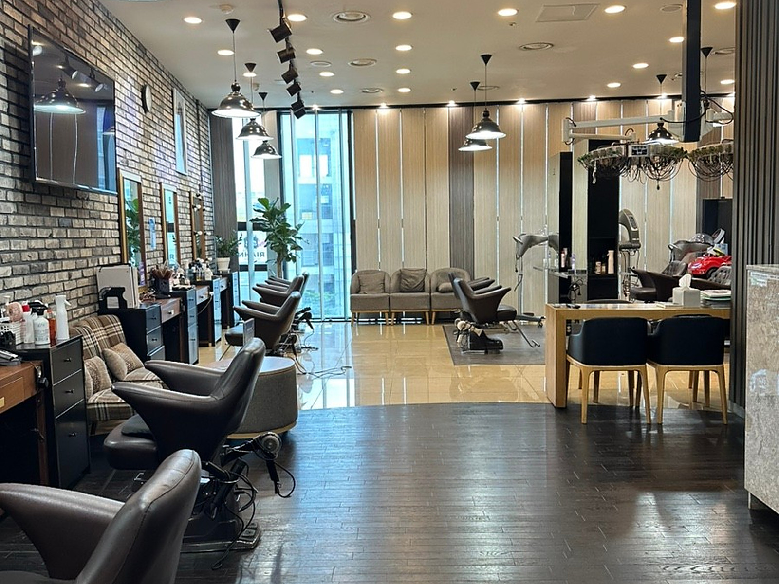 Salon interior (Salon) at RIAHN Hair Cheongju Jiwell City, Bokdae-dong, Cheongju